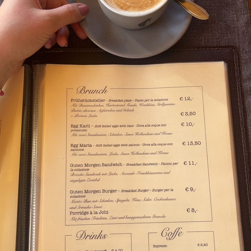 Das Brunch-Menü bietet Gerichte wie ein Frühstücksteller, pochierte Eier mit Schinken oder Lachs, ein Frühstückssandwich und einen Frühstücksburger. Im Getränkebereich stehen Optionen wie Espresso zur Verfügung.
