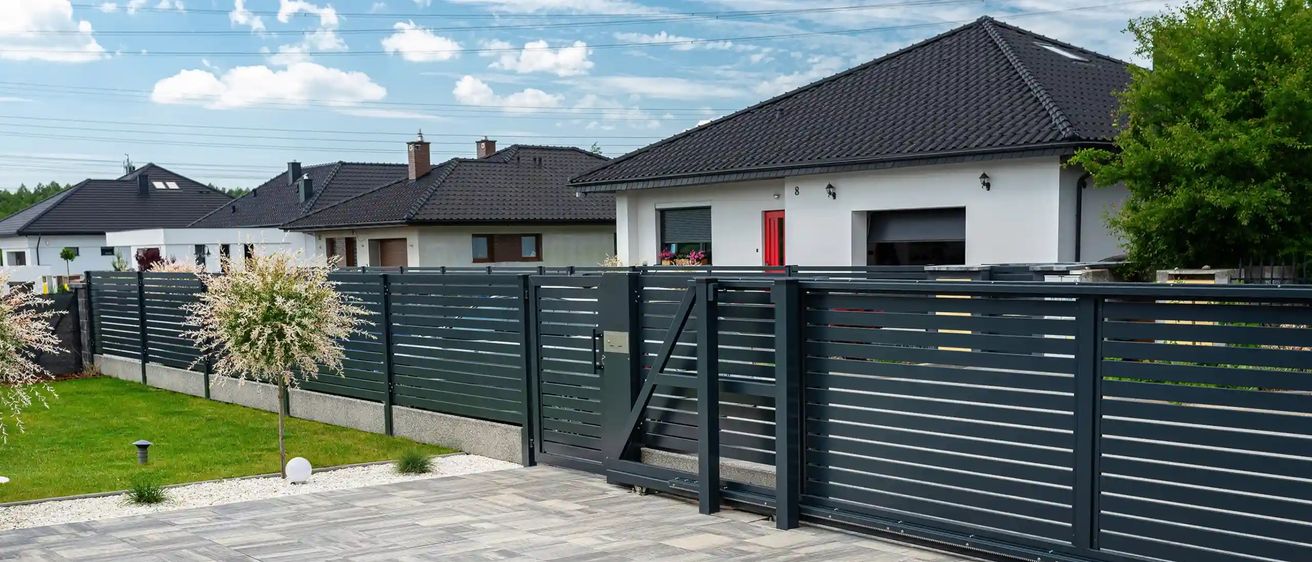 Bild enthält, Nature, Outdoors, Yard, Backyard, Gate, Picket Fence