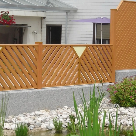 Bild enthält, Interior Design, Nature, Outdoors, Yard, Backyard, Wood, Hardwood, Stained Wood, Plant, Picket Fence