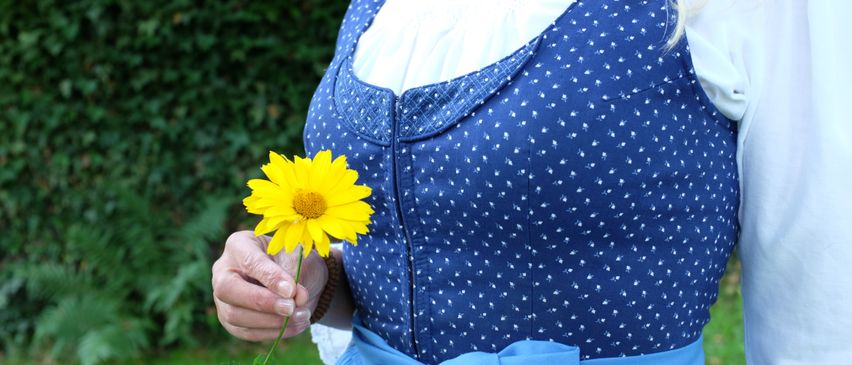 Bild enthält, Daisy, Flower, Blouse, Dress, Petal, Sunflower, Adult, Female, Person, Woman
