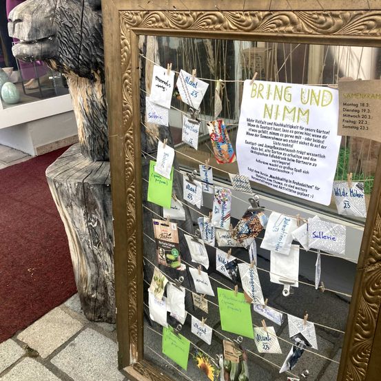 Bild enthält, Advertisement, Poster, Architecture, Building