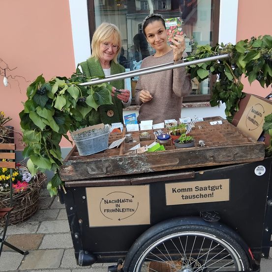 Bild enthält, Plant, Potted Plant, Planter, Adult, Female, Person, Woman, Urban, Glasses, Wheel