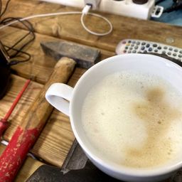 Bild enthält, Device, Screwdriver, Tool, Cup, Beverage, Coffee, Coffee Cup, Hammer