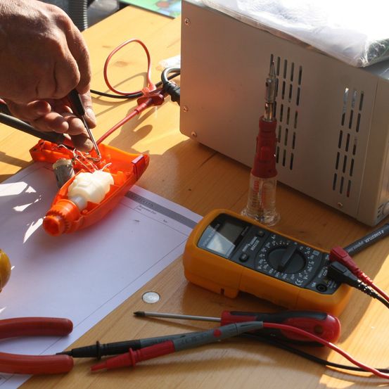 Bild enthält, Device, Screwdriver, Tool, Plywood, Wood