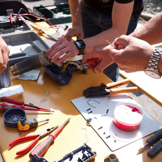 Bild enthält, Screwdriver, Tool, Finger, Person, Plywood, Scissors, Wristwatch, Electronics, Hardware, Weapon