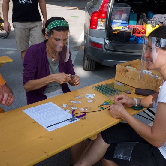 Bild enthält, Plywood, Wood, Adult, Male, Man, Person, Baseball Cap, Female, Woman, Car