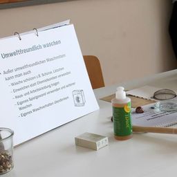 Bild enthält, Jar, Adult, Female, Person, Woman, Box, Furniture, Table, Cup