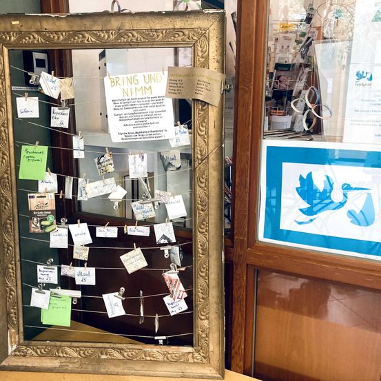 Bild enthält, Advertisement, Poster, Photo Frame