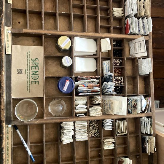 Bild enthält, Furniture, Shelf, Bookcase, Wood