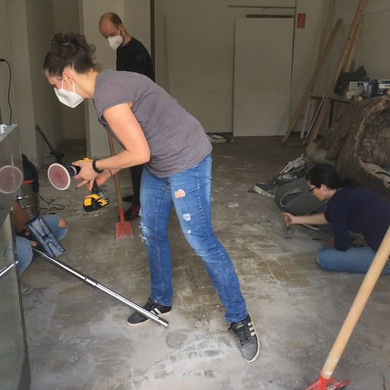 Bild enthält, Floor, Flooring, Jeans, Person, Adult, Male, Man, Shoe, Wood, Face