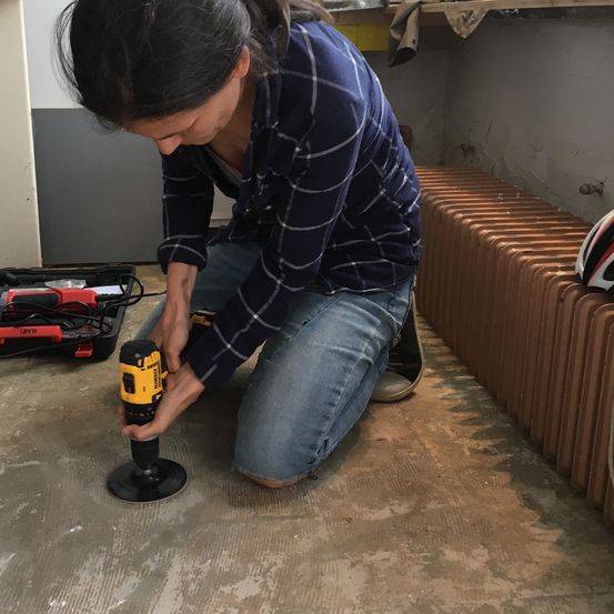 Bild enthält, Adult, Female, Person, Woman, Jeans, Pants, Device, Power Drill, Face, Head