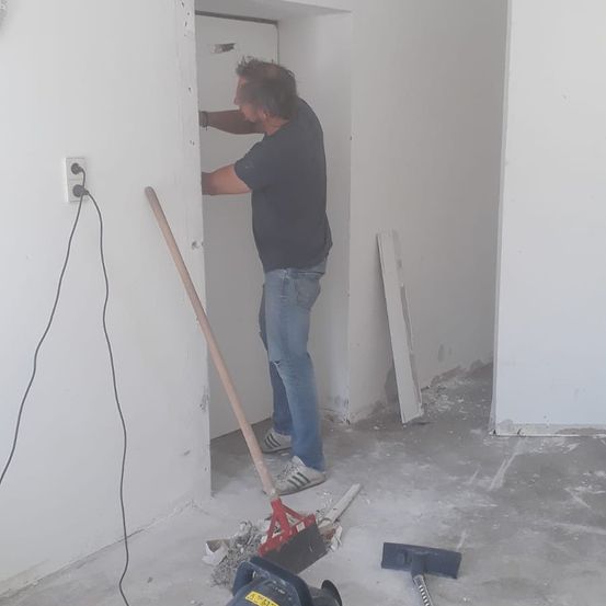 Bild enthält, Home Renovation Work, Mace Club, Weapon, Adult, Male, Man, Person, Shovel, Head, Face