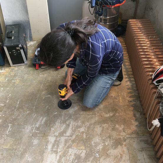 Bild enthält, Floor, Flooring, Adult, Female, Person, Woman, Helmet, Clothing, Jeans, Pants