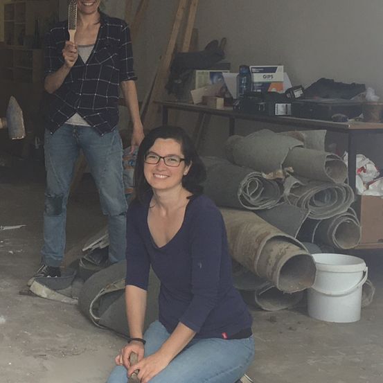 Bild enthält, Pants, Jeans, Face, Head, Person, Photography, Portrait, Shoe, Plywood, Hammer