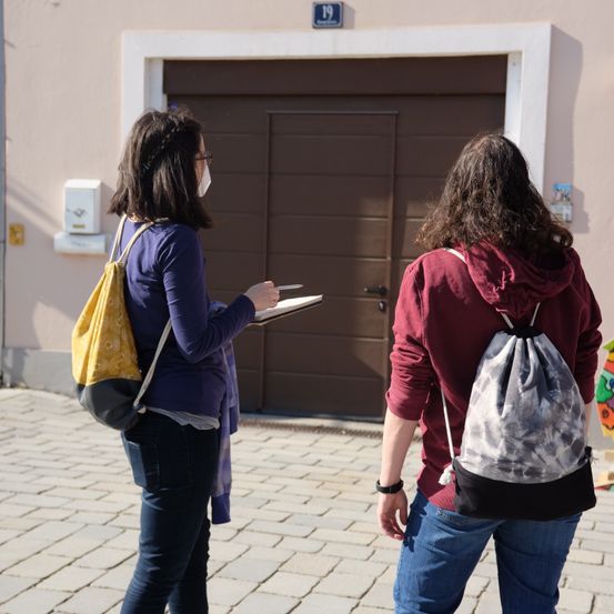 Bild enthält, Pants, Bag, Handbag, Jeans, Person, Shoe, Purse, Poster, Walking, Wristwatch