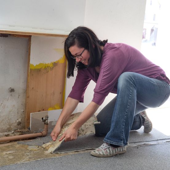 Bild enthält, Person, Clothing, Jeans, Pants, Footwear, Shoe, Home Renovation Work, Face, Head