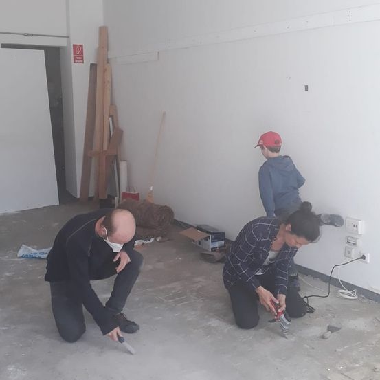 Bild enthält, Home Renovation Work, Adult, Male, Man, Person, Box, Package, Head, Face