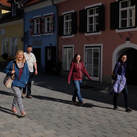 Bild enthält, Path, Pants, Person, Walking, Walkway, Road, Jeans, Cobblestone, Girl, Teen