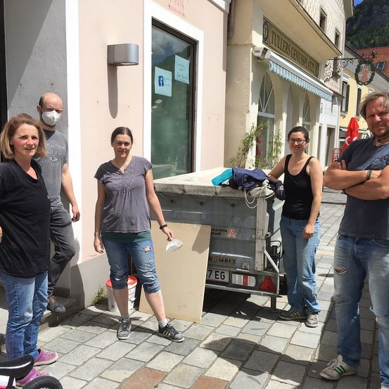 Bild enthält, Pants, Jeans, Adult, Male, Man, Person, Boy, Teen, Shoe, Woman