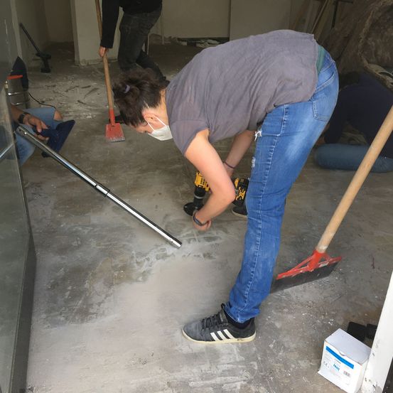 Bild enthält, Person, Clothing, Footwear, Shoe, Jeans, Pants, Home Renovation Work, Head, Face