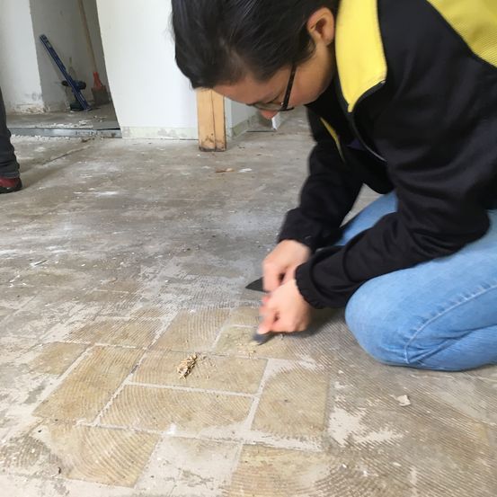 Bild enthält, Floor, Flooring, Boy, Child, Male, Person, Face, Head, Jeans, Shoe