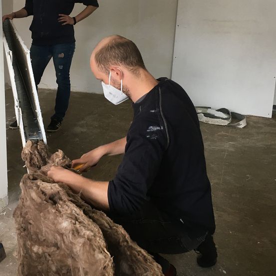 Bild enthält, Adult, Male, Man, Person, Jeans, Pants, Footwear, Shoe, Head, Face