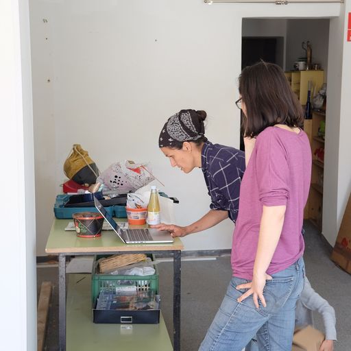Bild enthält, Pants, Table, Hat, Jeans, Cap, Desk, Person, Female, Girl, Teen