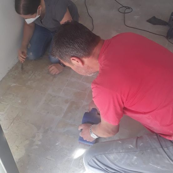 Bild enthält, Adult, Male, Man, Person, Device, Shovel, Tool, Home Renovation Work, Floor