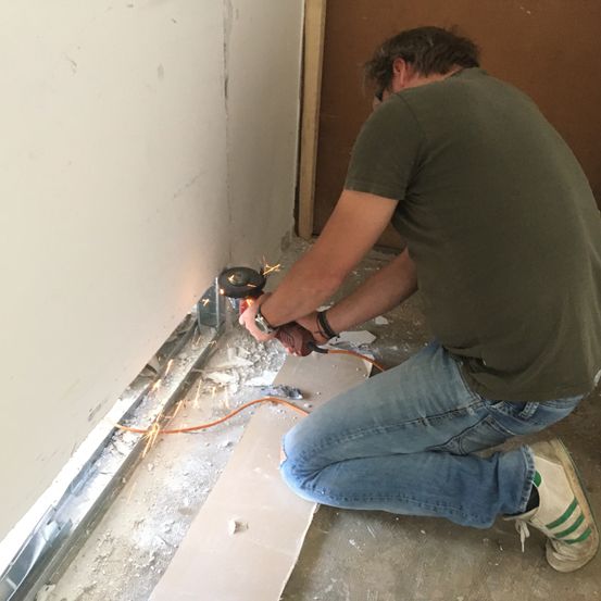 Bild enthält, Adult, Male, Man, Person, Jeans, Pants, Shoe, Home Renovation Work, Floor, Flooring