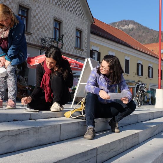 Bild enthält, Pants, Neighborhood, Shoe, Female, Girl, Person, Teen, Glasses, Handbag, Bicycle