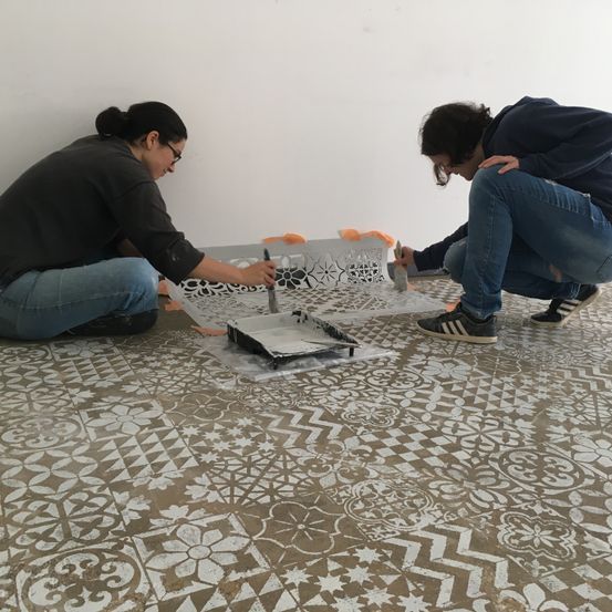 Bild enthält, Floor, Flooring, Pants, Adult, Male, Man, Person, Jeans, Shoe, Face