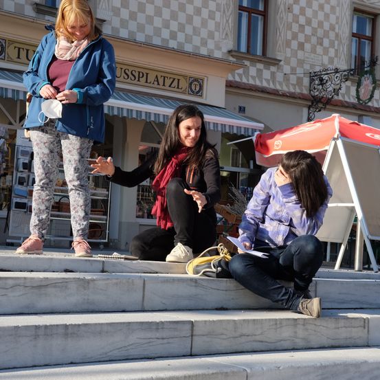 Bild enthält, Pants, Jeans, Coat, Person, Adult, Female, Woman, Shoe, Handbag, Jacket