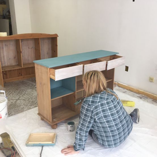 Bild enthält, Wood, Adult, Female, Person, Woman, Plywood, Shoe, Desk, Face, Head