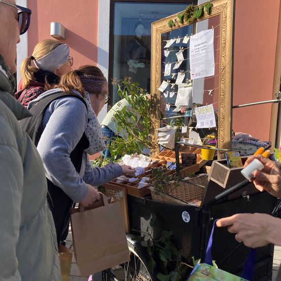 Bild enthält, Adult, Female, Person, Woman, Poster, Male, Man, Market, Box, Wheel
