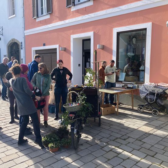 Bild enthält, Path, Walkway, Urban, City, Neighborhood, Person, People, Adult, Male, Man