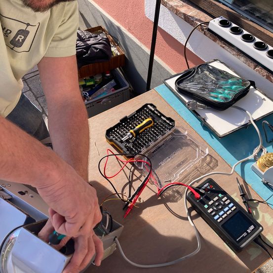 Bild enthält, Adult, Male, Man, Person, Electronics, Hardware, Ammunition, Weapon, Screwdriver, Bomb