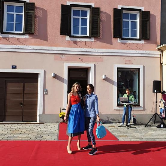 Bild enthält, Adult, Female, Person, Woman, Pedestrian, Bag, Handbag, Clothing, Coat, Skirt