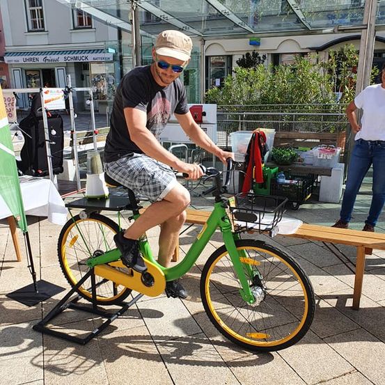 Bild enthält, Machine, Wheel, Person, Bicycle, Vehicle, Exercise Bike, Fitness, Gym, Working Out, Shorts