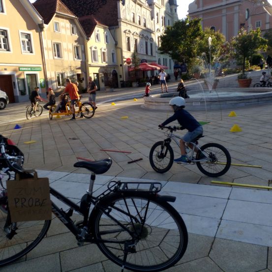 Bild enthält, Wheel, Bicycle, Vehicle, Person, Path, Walkway, Flagstone, Car, Cycling, Building