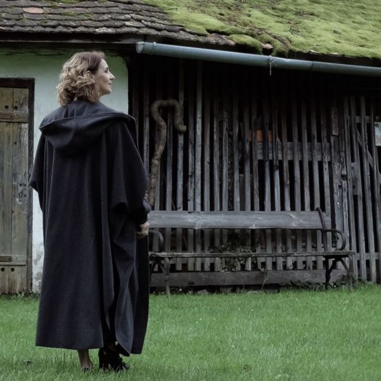 Bild enthält, Fashion, Outdoors, Shelter, Adult, Female, Person, Woman, Coat, Hut, Nature