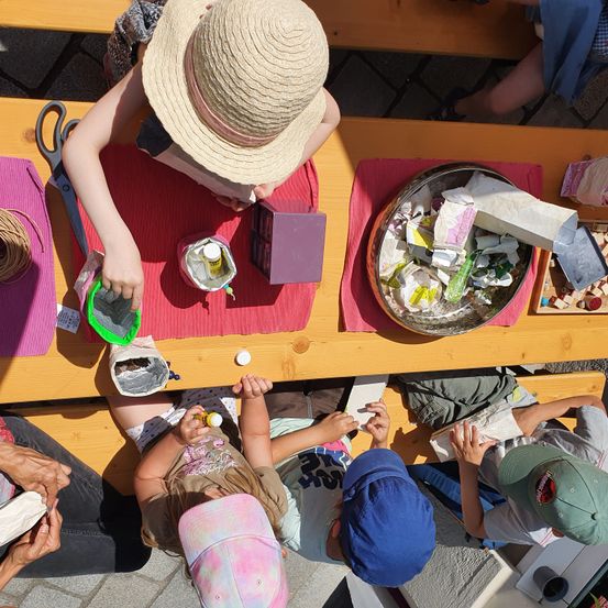 Bild enthält, Hat, Sun Hat, Dining Table, Table, Plywood, Restaurant, Person, Child, Female, Girl