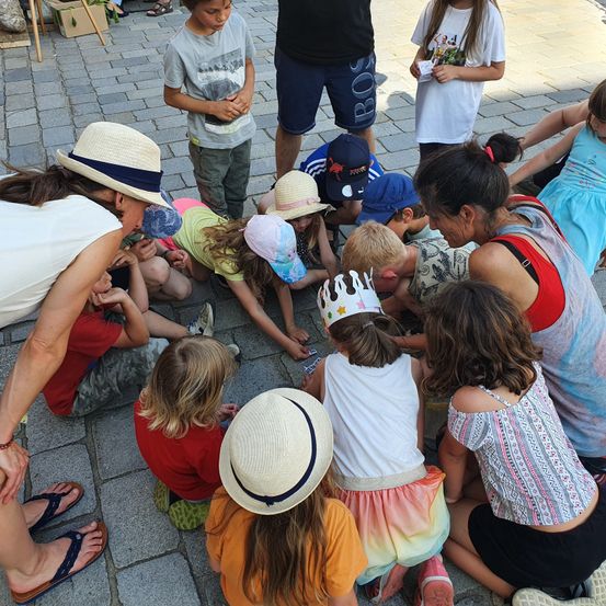 Bild enthält, Hat, Sun Hat, Shorts, Path, Person, Boy, Child, Male, Female, Girl