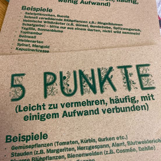 Bild enthält, Advertisement, Poster, Business Card, Paper, Text