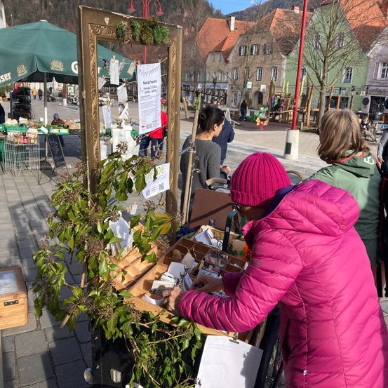 Bild enthält, Path, Walkway, Cap, Hat, Flagstone, Adult, Female, Person, Woman, Wood