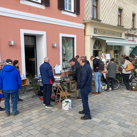 Bild enthält, Path, Walkway, Pants, Neighborhood, Flagstone, Restaurant, City, Cafeteria, Jacket, Jeans