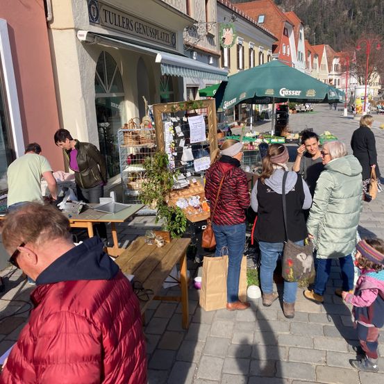 Bild enthält, Path, Restaurant, Walkway, Jeans, Pants, Person, Adult, Male, Man, Jacket