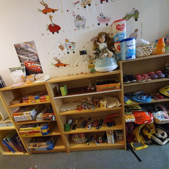 Bild enthält, Furniture, Shelf, Child, Female, Girl, Person, Bookcase, Indoors, Face, Head