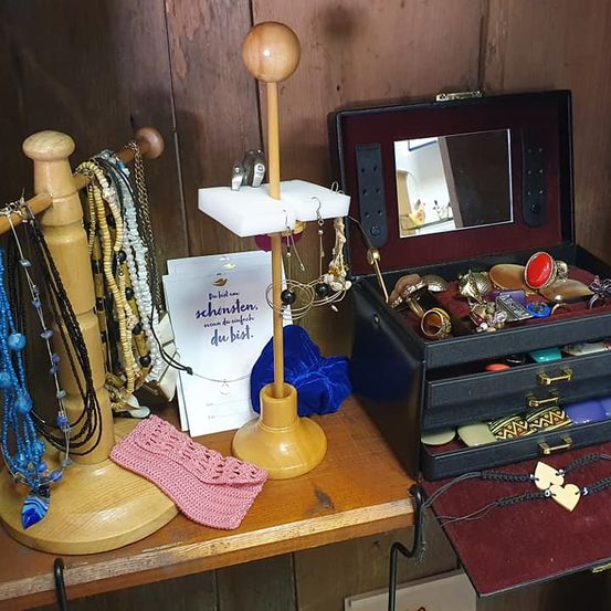 Bild enthält, Hardwood, Stained Wood, Wood, Mace Club, Weapon, Furniture, Desk, Table