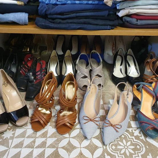 Bild enthält, Clothing, Footwear, Shoe, Sandal, High Heel, Sneaker, Indoors