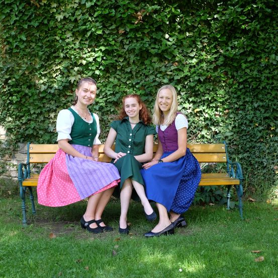 Bild enthält, Grass, Bench, Person, Photography, Portrait, Park, Backyard, Dress, People, Skirt